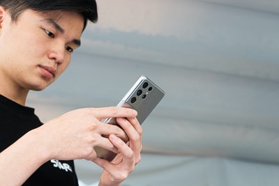 スマートフォンを操作する男性